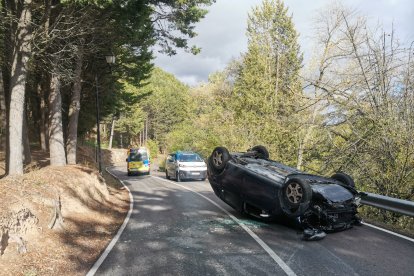 Vehículo volcado en la carretera del Castillo. POLICÍA LOCAL