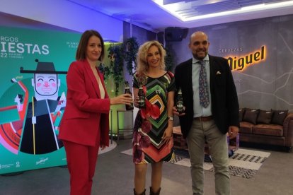 Beatriz Herrera, Blanca Carpintero y Fernando de la Varga durante la presentación de Mahou San Miguel como patrocinador oficial de las Fiestas de San Pedro 2022. D. S. M.