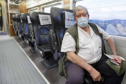 Carmelo, viajero empedernido, no quería perderse el primer AVE desde Burgos. SANTI OTERO