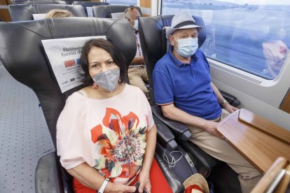 Adith y Ángel se plantean dejar el coche e ir en AVE cuando vuelvan a Madrid. SANTI OTERO