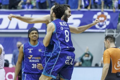 Benite se abraza a Marc García tras el triple del catalán que forzó la decisiva segunda prórroga. FOTOS: SANTI OTERO