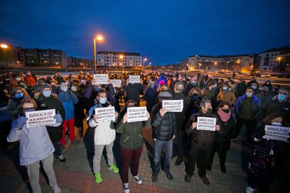 Varios vecinos sostienen carteles durante la protesta. TOMÁS ALONSO