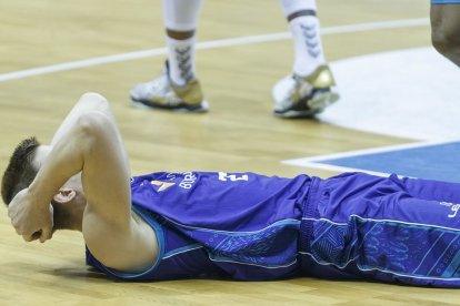 Xavi Rabaseda por los suelos del Coliseum. FOTOS: SANTI OTERO