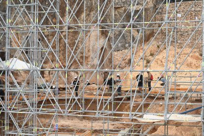 La superficie de excavación más grande de Atapuerca, Cueva Fantasma, cuenta con un gran andamiaje. Exploran la vida en la sierra de los neandertales de hace 60.000 y 70.000 años. 
