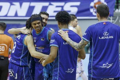 Felicitaciones a Marc García por el triple que forzó la decisiva segunda prórroga.FOTOS: SANTI OTERO