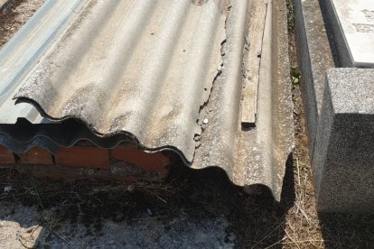 Nadie sabe por qué hay restos de uralita entre las tumbas