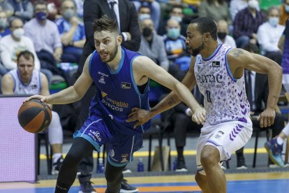 Kullamae conduce el balón. FOTOS: SANTI OTERO