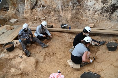 Un grupo de trabajadores extrae restos de Cueva Fantasma, el yacimiento más amplio abierto en Atapuerca con 250 metros cuadrados cuadrados. SANTI OTERO