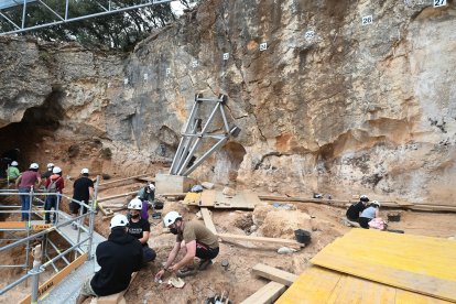 Una parte del yacimiento de Fantasma donde tratan de aclarar quien procesaba los animales. ¿Llegaba primero la hiena o el neandertal? SANTI OTERO