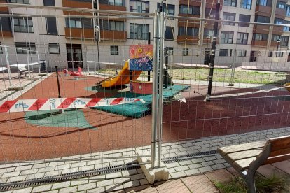 El parque infantil de la plaza de Diego de Leiva ha sido recientemente vallado para poder desarrollar las obras de mejora. J. G. L.