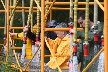 Tras ablandar el sedimento, en el Lavadero del Río Arlanzón separan los elementos más gruesos de la tierra al pasar por agua el material. Se cubre sobre bandejas con tamiz de diferente grosor y dejar solo aquellas piezas que puede ser huesos de milímetros. SANTI OTERO