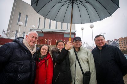 Una representación del grupo de 80 voluntarios Burgos con Ucrania: José Miguel Martínez de Lecea, Joana García, Zoriona Tkacm, Ivan y Vasyl Sloyko posan frente a la Iglesia de Fuentecillas donde se inició este movimiento solidario que sigue realizando envíos a Ucrania.