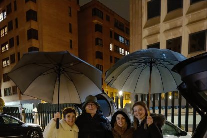 Ya no disponen de almacén pero eso no les frena. La última entrega de ayuda se difundió por redes sociales, se quedó a una hora determinada en un punto concreto (frente a Hacienda) y la ayuda se acercó rápidamente.