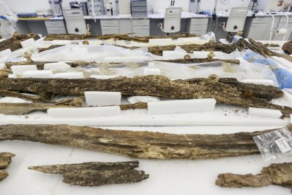 Las 10 traviesas de madera y hasta 18 tirafondos están desplegados en una mesa de trabajo del Laboratorio de Restauración del Cenieh. SANTI OTERO