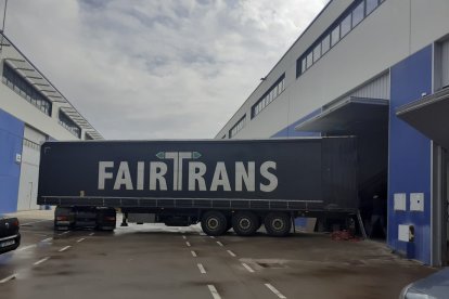 Durante estos más de 11 meses de actividad, el grupo de voluntarios de Burgos con Ucrania han movilizado 150 toneladas de material que han traslado en seis trailers como el de la imagen.
