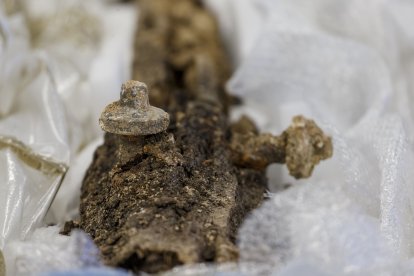 Lo mas complejo de la restauración de las traviesas de la Trinchera del Ferrocarril de Atapuerca son los tirafondos insertados en la madera. SANTI OTERO
