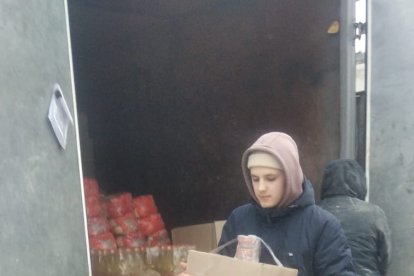 Imagen de la descarga de uno de los últimos camiones enviados desde Burgos a Ucrania.