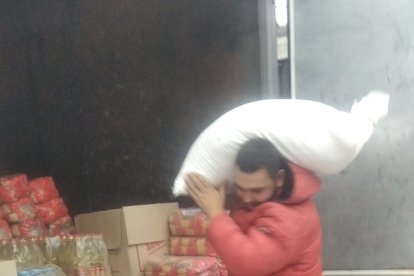 Imagen de la descarga de uno de los últimos camiones enviados desde Burgos a Ucrania.