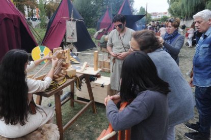 Las orillas del Arlanzón acogen un campamento medieval durante el Fin de Semana Cidiano.-ISRAEL L. MURILLO