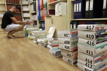 El gasto en material escolar y libros para arrancar el curso se realiza en estas semanas. MARIO TEJEDOR