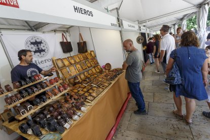 Un puesto de artesanía en cuero en el Paseo del Espolón. FOTOS: © ECB / SANTI OTERO
