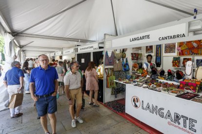 Un artesano llegado desde Cantabria para participar en la feria burgalesa. FOTOS: © ECB / SANTI OTERO