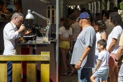 Los artesanos de madera (Arco Iris), joyería en filigrana (Taller Cruz), vidrio (La Moderna Vidrio y Vitrius Ignis) mostrarán al público el trabajo diario que llevan a cabo en su taller. FOTOS: © ECB / SANTI OTERO