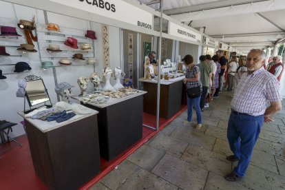 En la feria hay cuatro talleres de joyería artesana: Xakarandá, Oy de Ávila; Nemoralia, de Asturias; Gremeler, de Valladolid; Lalanne Joyas, de Villasuso de Mena; Taller Cruz, de Salamanca; Roberto Fernández, de Espinosa de los Monteros; y Jota Punto, de Segovia. FOTOS: © ECB / SANTI OTERO
