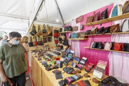 Otro puesto de artesanía en cuero en el Paseo del Espolón. FOTOS: © ECB / SANTI OTERO