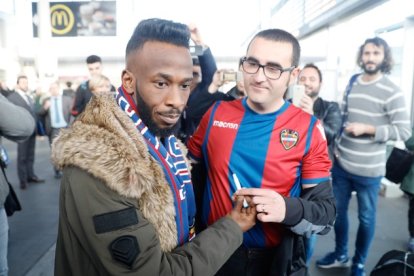 Al Dawsari, a su llegada a la estación del AVE de Valencia para incorporarse al Levante