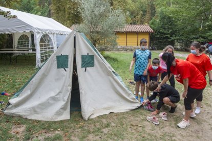 Los pequeños pernoctan una noche en tiendas. ECB