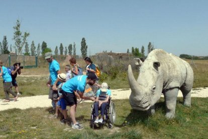 Un grupo de niños disfruta del campamento de ocio inclusivo. ECB