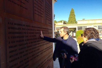 El escultor Fernando Sánchez, autor del memorial de fusilados en La Almudena, examina uno de los monumentos dedicados a los ejecutados en el cementerio de Paterna.