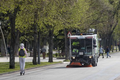 Una de las nueva barredoras del contrato de basuras en el paseo de la Sierra de Atapuerca. SANTI OTERO