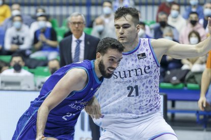 Marc García fuerza la penetración. SANTI OTERO