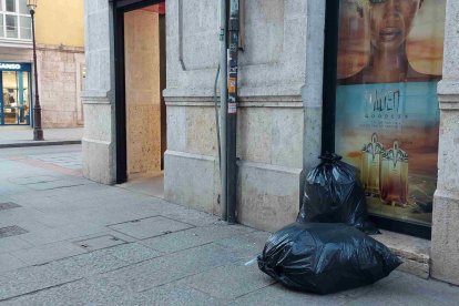 Basura tirada en la calle San Juan. L. G. L.