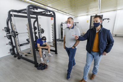 El concejal Leví Moreno (Deportes) recorre con el alcalde, Daniel de la Rosa, el gimnasio de El Plantío. SANTI OTERO