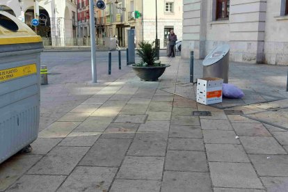 Basura tirada en la plaza de Santo Domingo junto a un contenedor soterrado. L. G. L.