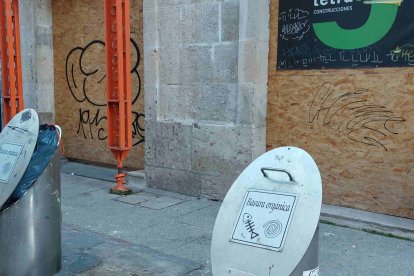 Basura rebosando un contenedor soterrado en la calle San Juan, horas antes del horario de recogida nocturno. L. G. L.