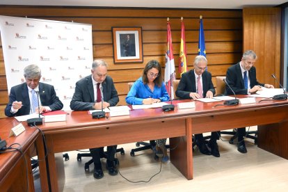 La consejera de Movilidad y Transformación Digital, María González Corral, y los rectores de las universidades de Burgos, León, Salamanca y Valladolid. ECB