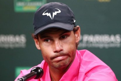 Nadal, cariacontecido, dando explicaciones en Indian Wells.