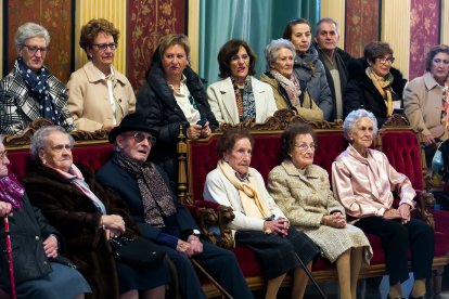 Los centenarios, sentados, Ángel Santamaria, más conocido como Maceo, y María Luisa Cantó (primera por la derecha) explicaron la receta de la buena longevidad. TOMÁS ALONSO