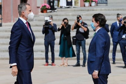 El presidente de Castilla y León, Alfonso Fernández Mañueco, recibió en Burgos al jefe del Estado. SANTI OTERO