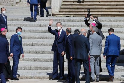 El Rey saluda a su llegada a la Catedral al público que le aguardaba en un recinto vallado y tras un cordón policial. SANTI OTERO