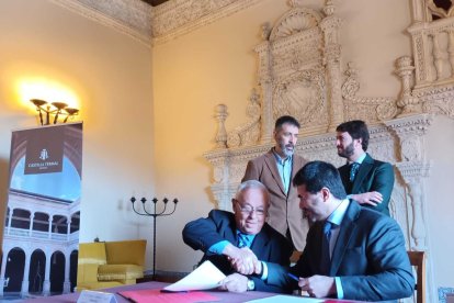 Momento de la firma del convenio entre la Junta de Castilla y León y Castilla Termal