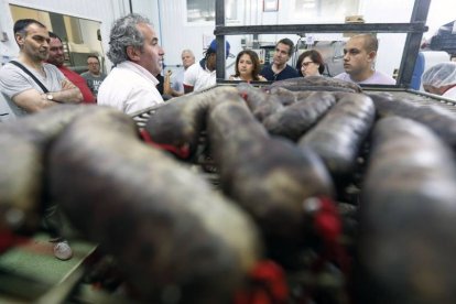 Fábrica de Embutidos Cardeña con las morcillas esperando en la repisa.