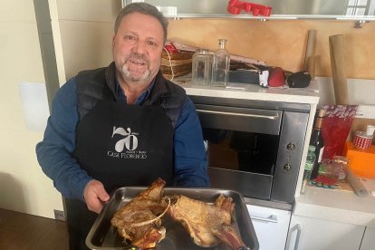 El hostelero Rafael Miquel de Casa Florencio explica cómo hacer un buen lechazo en casa.