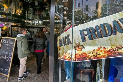 Los comercios locales miran con recelo la campaña de este año al haber tenido 20 días previos de descuentos con los bonos. TOMÁS ALONSO