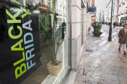 Todo tipo de comercios, mas allá de moda, electrónica o juguetes, se apuntan al Black Friday. TOMÁS ALONSO