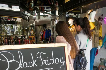 Uno de los pocos comercios locales donde ya se anuncian las ofertas del Black Friday. TOMÁS ALONSO